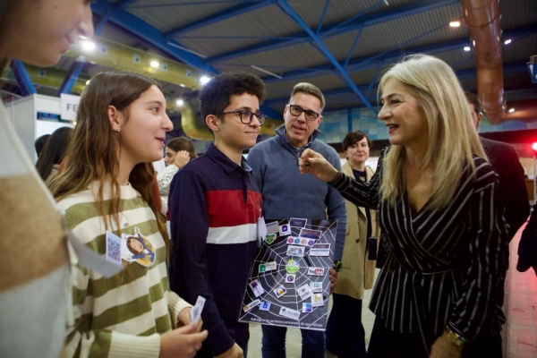 La consejera de Desarrollo Educativo, Patricia del Pozo, conversa con alumnado del IES Los Montes en el II Congreso Internacional de Innovación Educativa